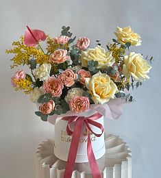 Композиция "Miriam" из гвоздик, роз, мимозы и антуриума