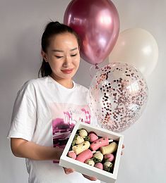 Сет с шарами "Прелесть" клубника и бананы в шоколаде и воздушные шарики