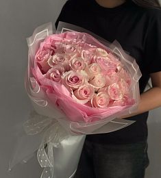 25 нежно розовых роз в матовом оформлении
