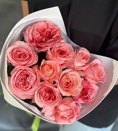 Букет из 11 коралловых пионовидных роз 