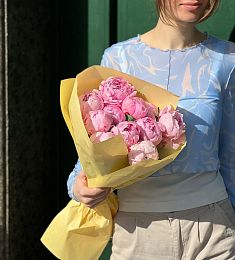 11 розовых голландских пионов  в оформлении