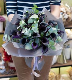 Букет из 25 черных  калл с эвкалиптом в оформлении