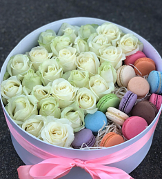 Букет "Аксель" из цветов и макарун