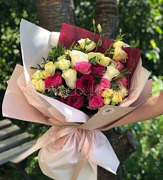 Букета «Паулина» из роз и эвкалипта 