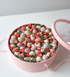 Клубничный бокс "Butterfly" клубника в молочном шоколаде