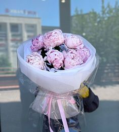 Букет из 7 голландских пионов в оформлении