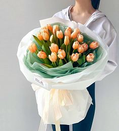Букет из 25 оранжевых тюльпанов "Beyond"