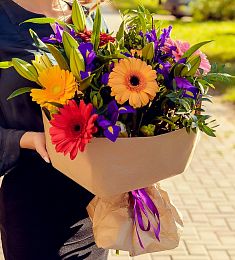 Букет "Лирея" с ирисом, герберой и лилией 