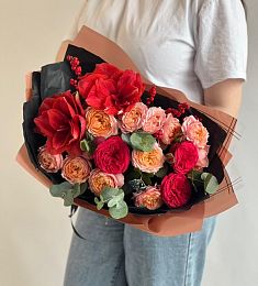 Композиция "Sapphire" из пионовидных роз, амариллиса, эвкалипта и илекса