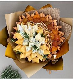 Букет из сыра "Мольберт" с сыром и сухофруктами