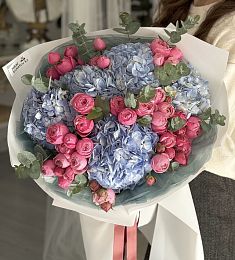 Букет "Сюр L" из гортензий из  пионовидных спрей роз