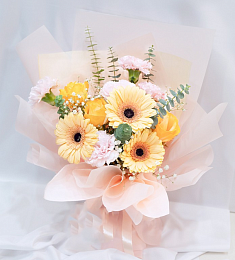 Букет "Яговна" из гербер, спрей роз, гвоздик и гипсофилы