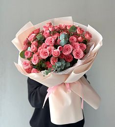 Композиция "Утреннее сияние" из 15 пионовидных спрей роз и эвкалипта