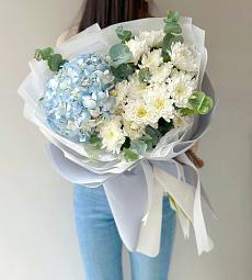 Букет "Шарлота S" с гортензией и кустовой хризантемой