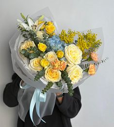 Букет "Manon" из гортензии, лилий, роз, гвоздик и мимозы
