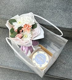 Сет "Радость"  букет из гвоздики, хризантемы и спрей розы и бенто тортик