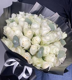 51 белая роза в оформлении