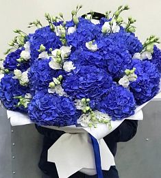 Букет "Блюмарин" из гортензий и лизиантуса