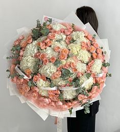 Букет "Aesthetic boom" из гортензий и пионовидных роз с эвкалиптом