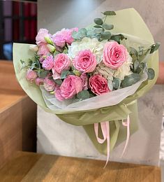 Букет "Rise" из роз и гортензий