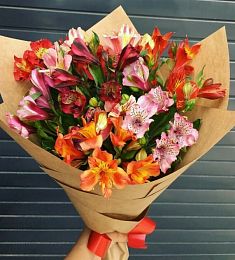Букет из 11 альстромерий микс в крафтовом оформлении