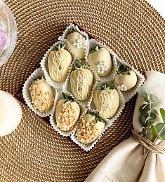 Клубничный бокс "Меренга" клубника в белом шоколаде