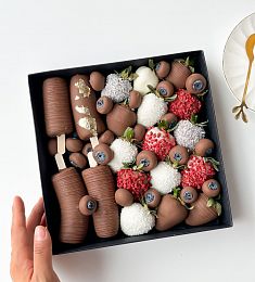 Фруктовый бокс "Коктейль вкуса" из клубники, голубики и бананов в шоколаде