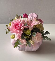 Композиция в тыкве "Самира" из розы, лилии, гвоздики, тюльпана и кукурбиты