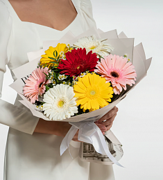 Букет "Симплисити" из гербер и кустовых ромашек 