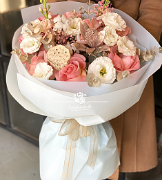 Букет "Сафия" из роз и лизиантусов