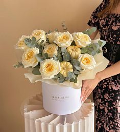 Композиция "Лира" М  розы и кукурбита в коробке