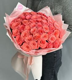 Букет из 51 коралловой розы в оформлении