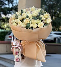 Сет "Зефирный" букет из пионовидных спрей роз и коробочка клубники в шоколаде