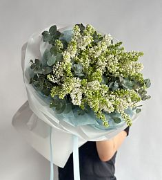 Букет "Весеннее очарование" из белой сирени с эвкалиптом