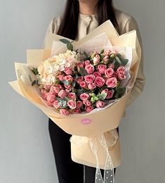 Букет "Nataly" из гортензий, спрей роз и эвкалипта