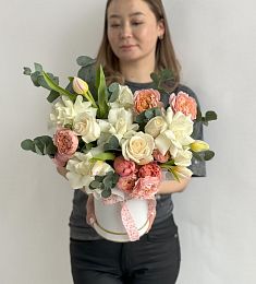 Композиция "Alessandro" из тюльпанов, роз, и эвкалипта в коробке