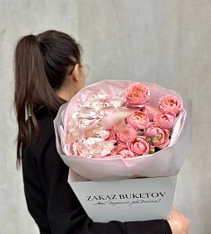 Букет "Розальда" из гортензй и пионовидных спрей роз