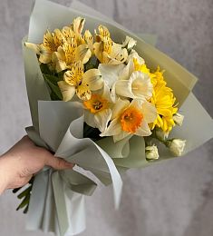 SPRING 9.0 букет из нарциссов и альстромерий