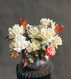 Композиция в тыкве "Присцила" из роз и кукурбиты