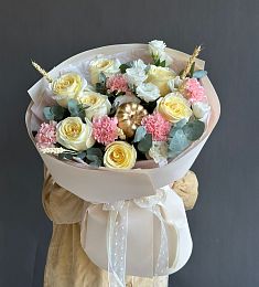 Композиция "Lyra" из гвоздики, лизиантуса, роз и кукурбиты