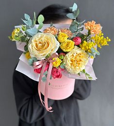 Композиция "Guillaume" из роз, гвоздик и эвкалипта