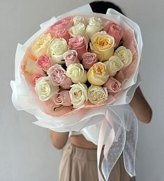 25 нежных роз в  оформлении