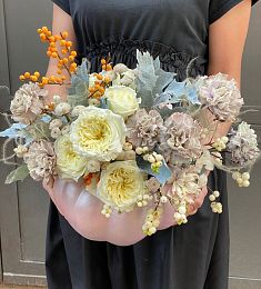 Букет в тыкве "Cucurbita maxima" из гвоздик, роз, тюльпанов и сухоцветов