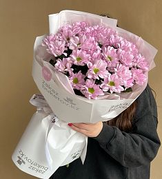 5 розовых кустовых хризантем в оформлении