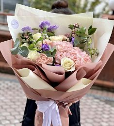 Букет "Осенний поцелуй" из гортензии, лизиантусов, роз, эвкалипта, и гвоздик