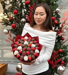 Клубничный конус "Сладкий каприз" из клубники в шоколаде со свежими ягодами