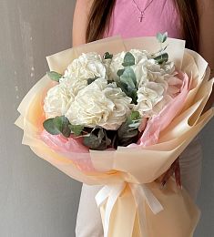 Букет из 5 белых гортензий с эвкалиптом