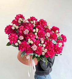 Букет "Мулен Руж" L из гвоздик и роз в коробке