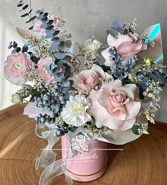 Букет "Фраппе" роз, эвкалипта, Ранункулюса и гвоздик