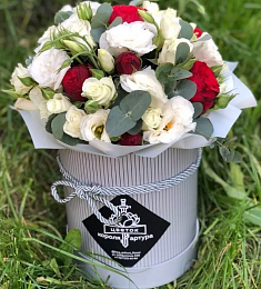 Цветочная композиция в коробке "Маджента" из роз, лизиантусов